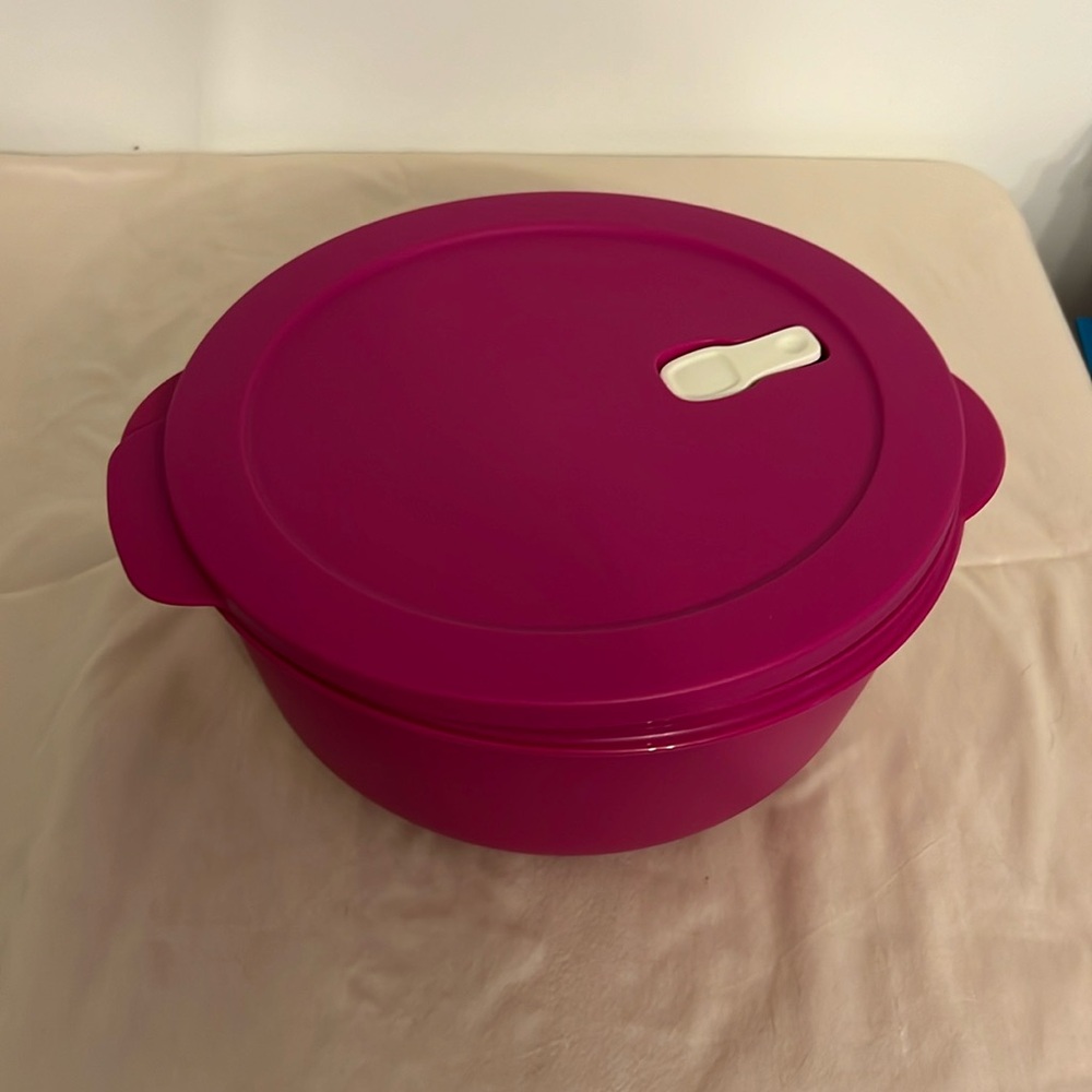 NEW  CRYSTALWAVE® Large Bowl holds 4 quarts ROUND